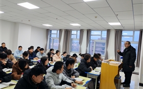 校長李海軍深入聯系班級、宿舍、課堂與學生談擔當、話成長